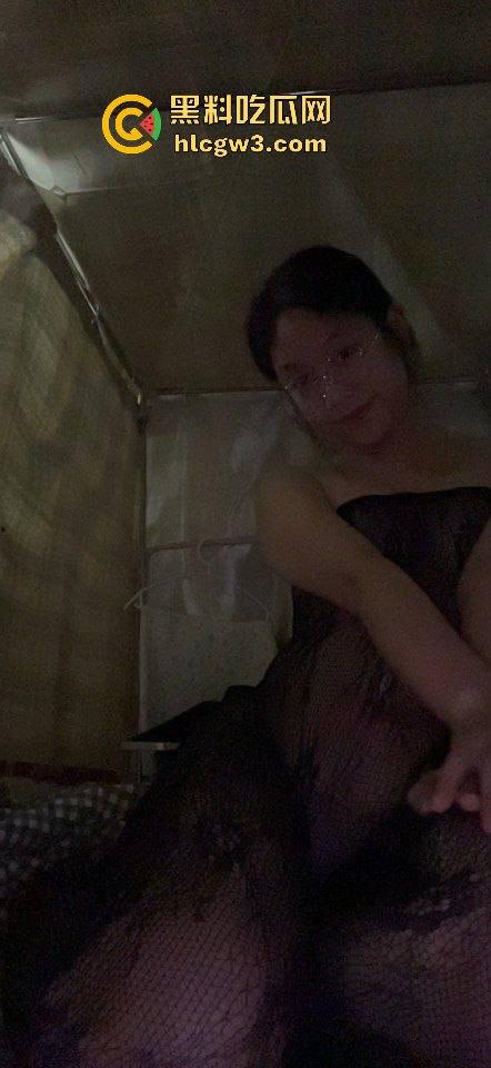 骚还得看女大学生 济南大学【黄诗涵】给异地男友拍小黄图 宿舍里秀乳钉 真特么骚到骨子里！-18