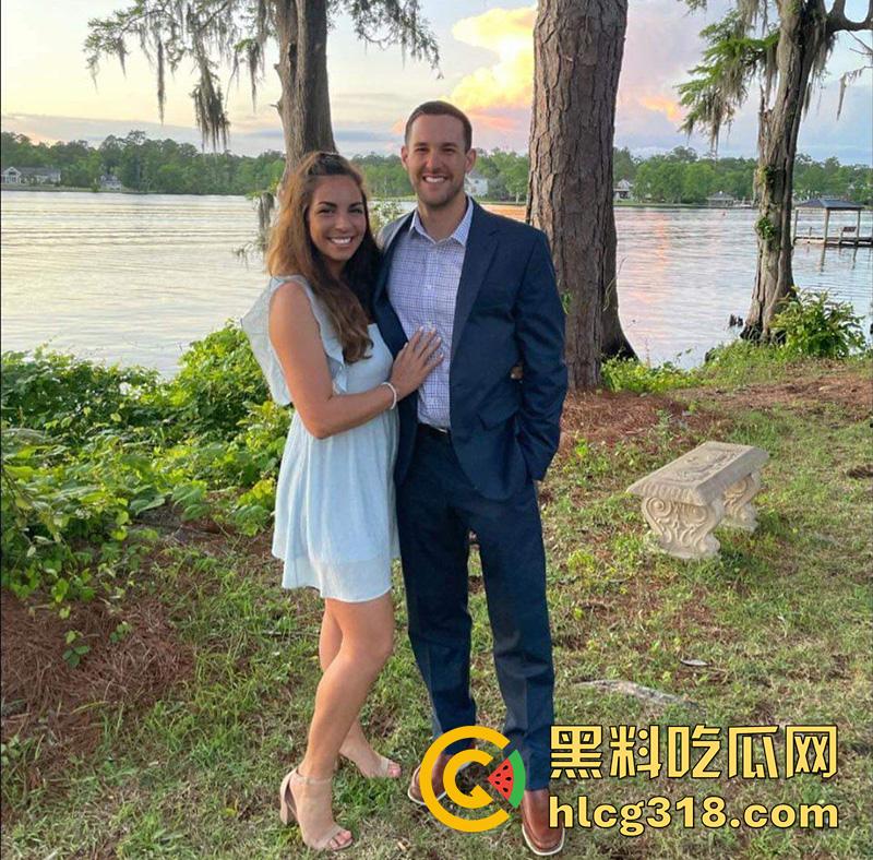 美国媚黑淫妻母狗，被绿帽老公带着和黑人群p，三根黑屌轮流抽插，前后夹击操的淫妇惨叫不断！-5