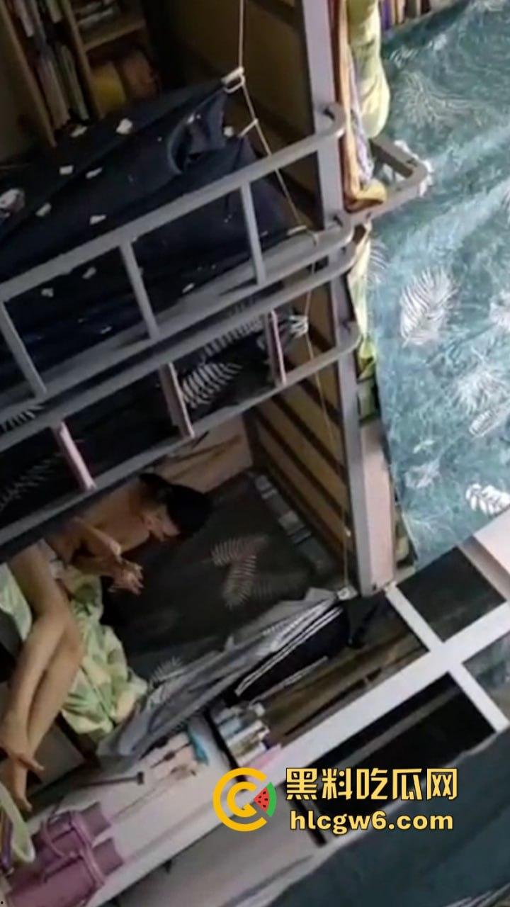 妹子还不起高利贷 被逼直播偷拍室友换衣服抵债！心里很矛盾 表示一天也不想坚持了！-1