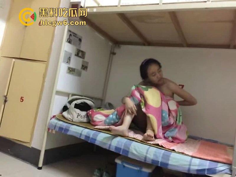 妹子还不起高利贷 被逼直播偷拍室友换衣服抵债！心里很矛盾 表示一天也不想坚持了！-3