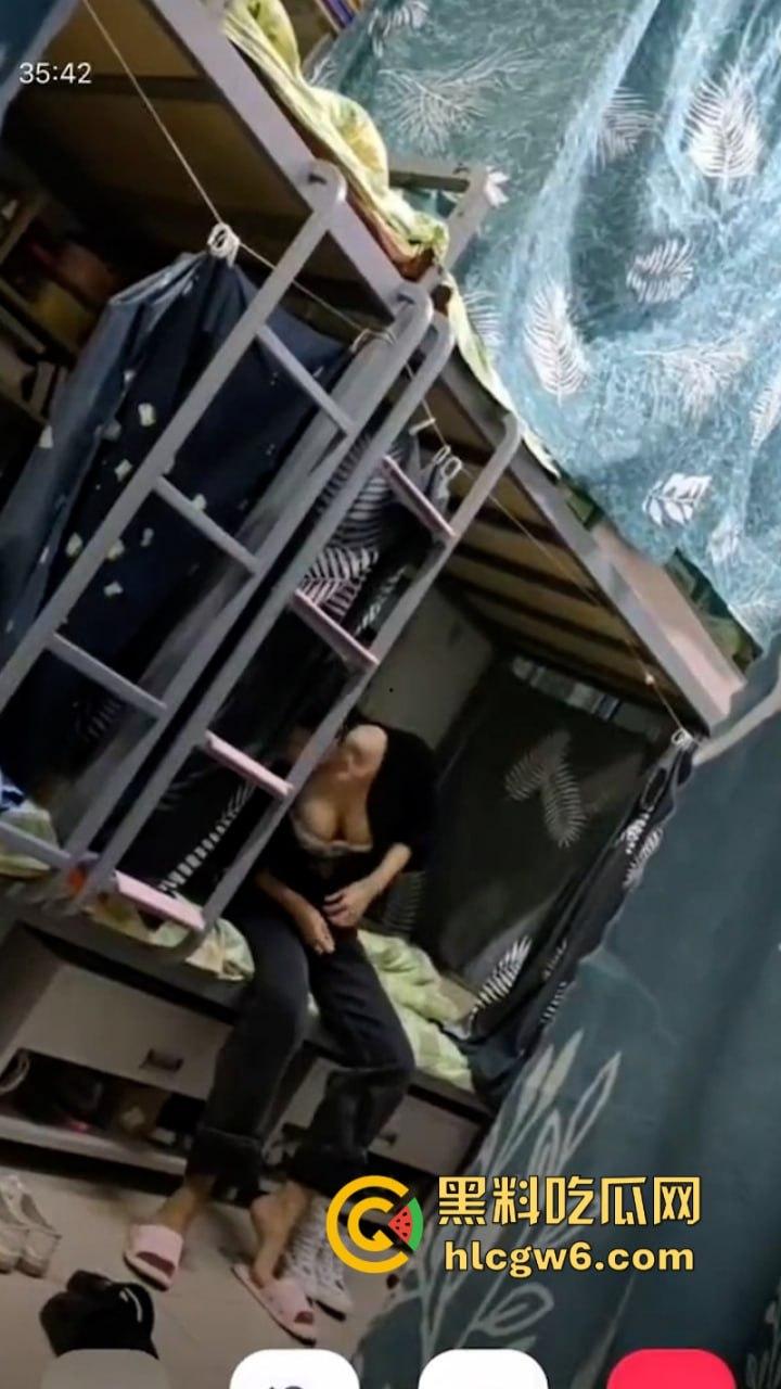 妹子还不起高利贷 被逼直播偷拍室友换衣服抵债！心里很矛盾 表示一天也不想坚持了！-5