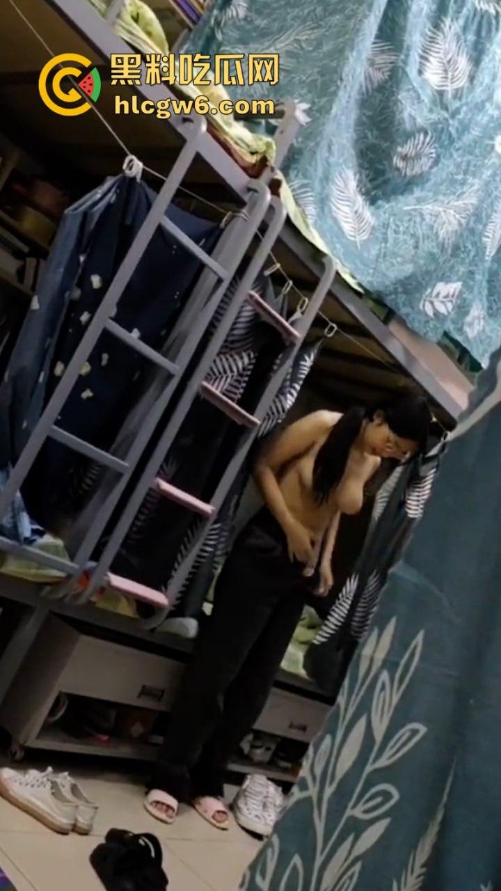 妹子还不起高利贷 被逼直播偷拍室友换衣服抵债！心里很矛盾 表示一天也不想坚持了！-13