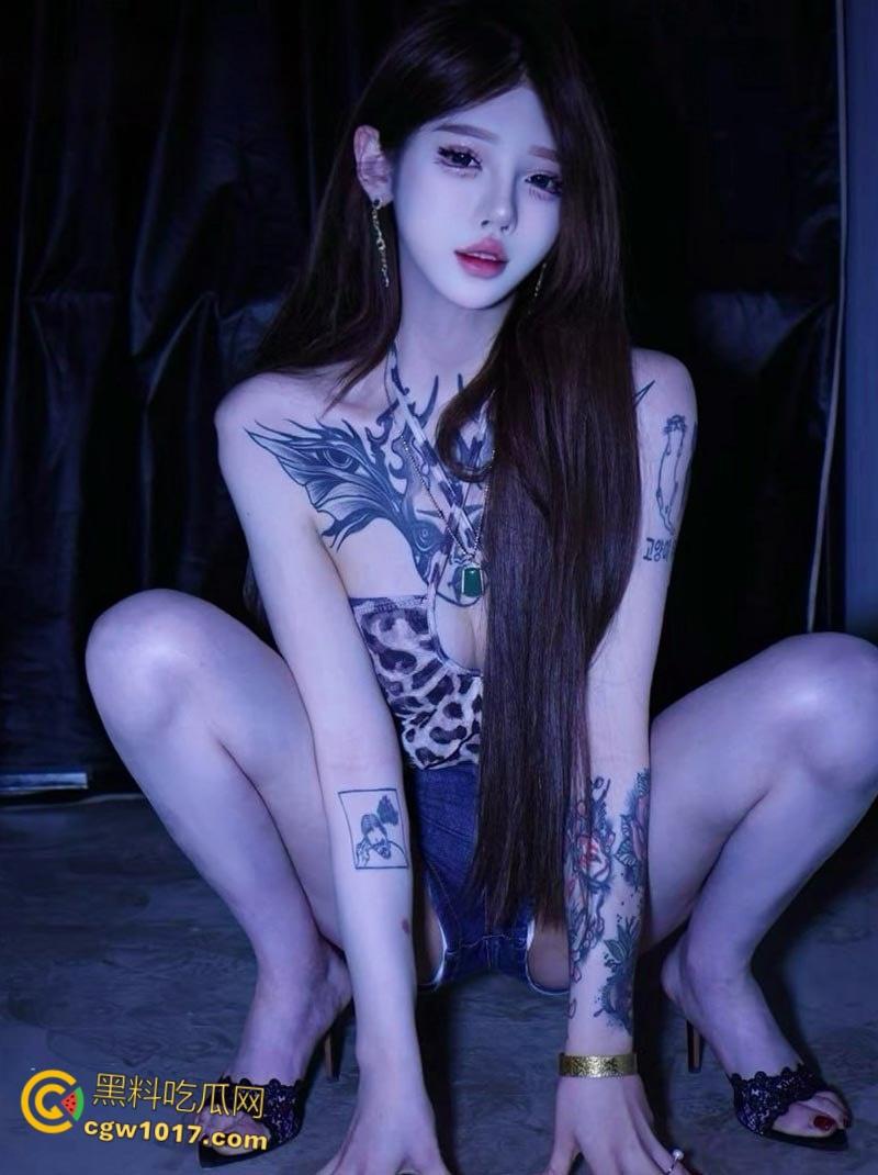 高颜值纹身御姐【琳琳】，极品颜值黑发媚眼，白虎粉穴三点全露，性感纹身妖娆吸睛，骚气直击灵魂！-3