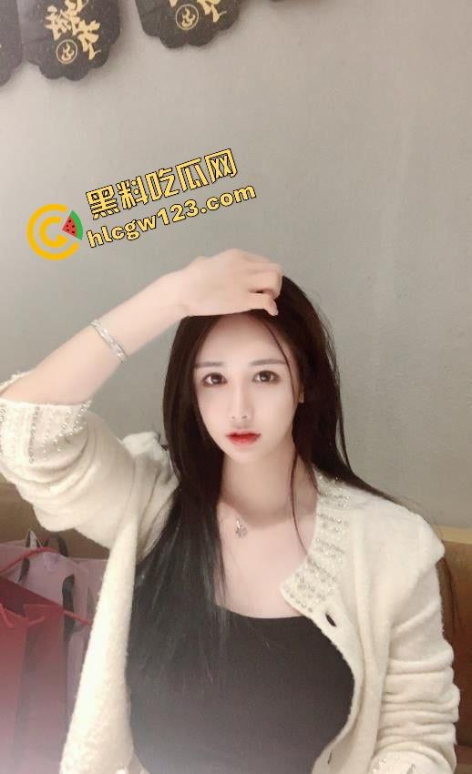 她是南昌最能装的骚货『乔欣玉』金主点菜送上门，浓眉大眼清纯外表，穿包臀裙被金主哥花样调教！-9