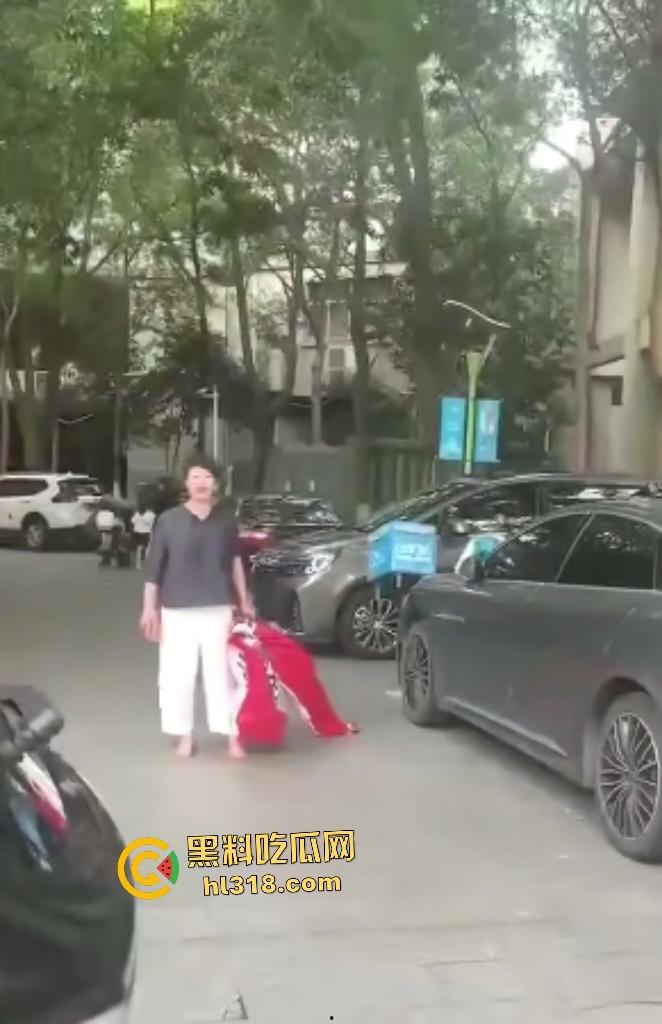 小三正房羞辱战！正房拉横幅感谢“张梦迪为我老公提供性服务”，把AV女优现实化，这真是字字诛心啊！-1