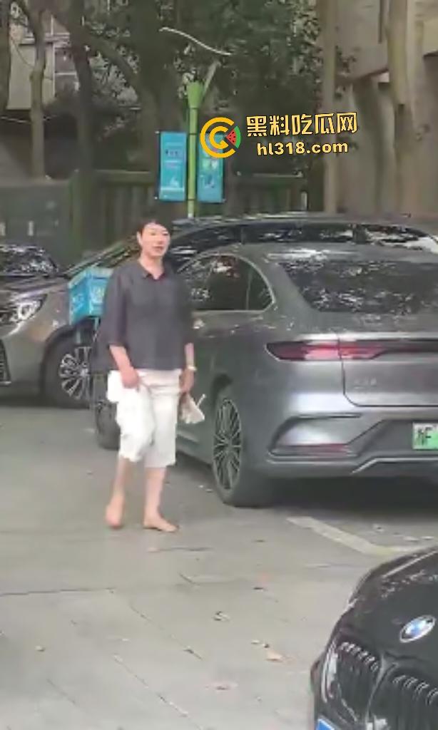 小三正房羞辱战！正房拉横幅感谢“张梦迪为我老公提供性服务”，把AV女优现实化，这真是字字诛心啊！-3