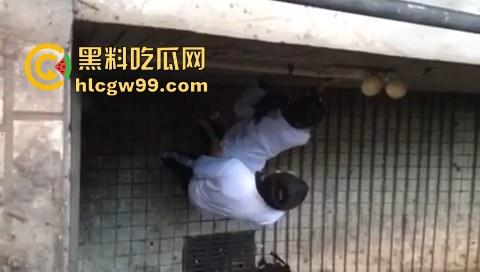 东莞第一中学高三学生校园偷偷做爱，直接在楼道里抬起就是干，主打一个刺激！-8