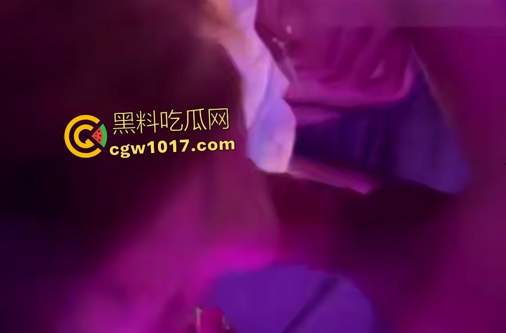 开保时捷帕梅约刚成年的妹子，车上掏鸡巴主动舔舐，乳交金主教两下就精通，还挺有天赋的嘛！-6