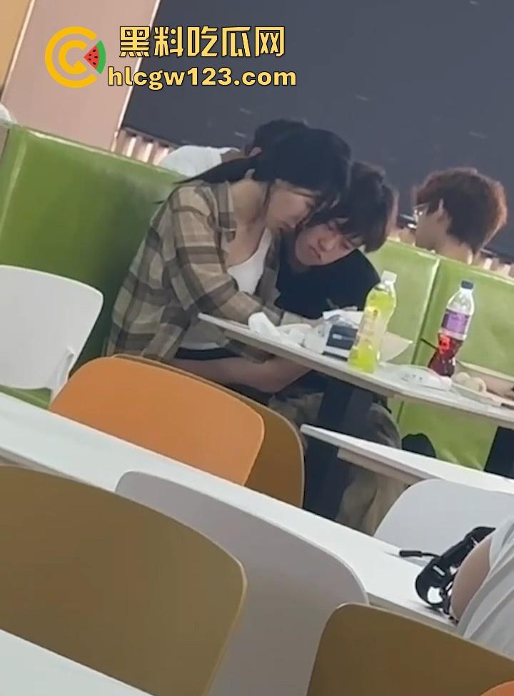 吉林建筑大学材料学院 情侣食堂上演辣眼戏码 女友大胆帮男友导管 被网友们扒出正面真容！-8