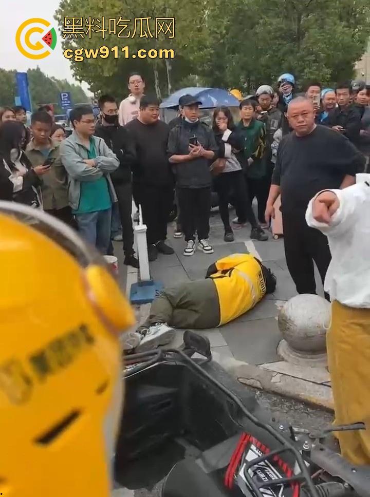 重庆大学城老女人街头醉打美团小哥，踩头踩脸侮辱，打断三根肋骨，小哥全程未还手，这大姐打完人还极其嚣张！-2