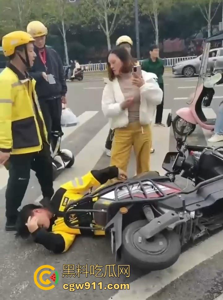 重庆大学城老女人街头醉打美团小哥，踩头踩脸侮辱，打断三根肋骨，小哥全程未还手，这大姐打完人还极其嚣张！-4