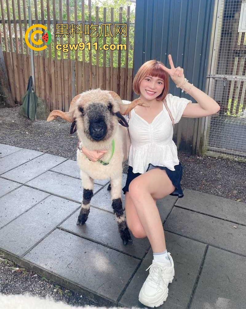 长沙大眼短发妹【李芷琳】淫乱生活曝光，3p做爱调教，道具自慰深喉舔屌，妥妥的反差骚逼！-1