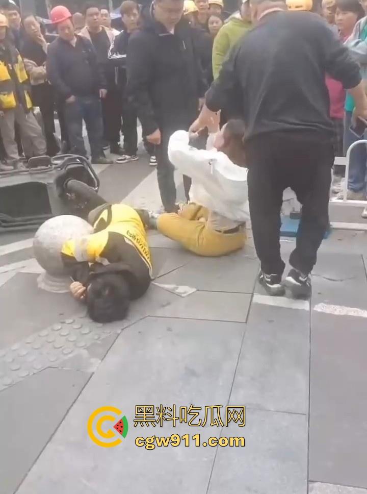 重庆大学城老女人街头醉打美团小哥，踩头踩脸侮辱，打断三根肋骨，小哥全程未还手，这大姐打完人还极其嚣张！-7
