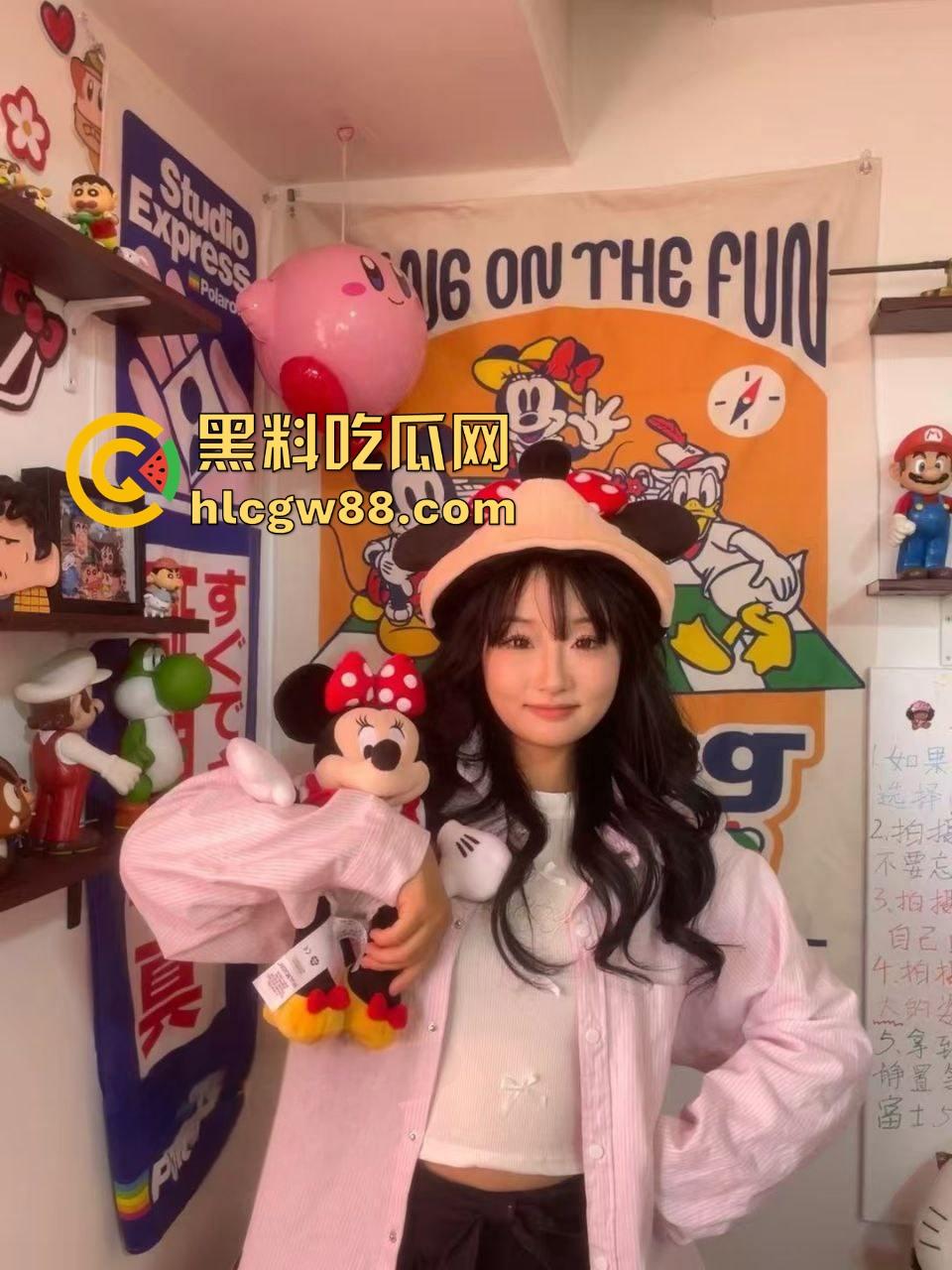 内蒙古包头轻工技术学校【王静】下海搞黄，网友裸聊私下约炮视频曝光，制服黑丝诱惑女王，乖乖女变床上尤物！-3