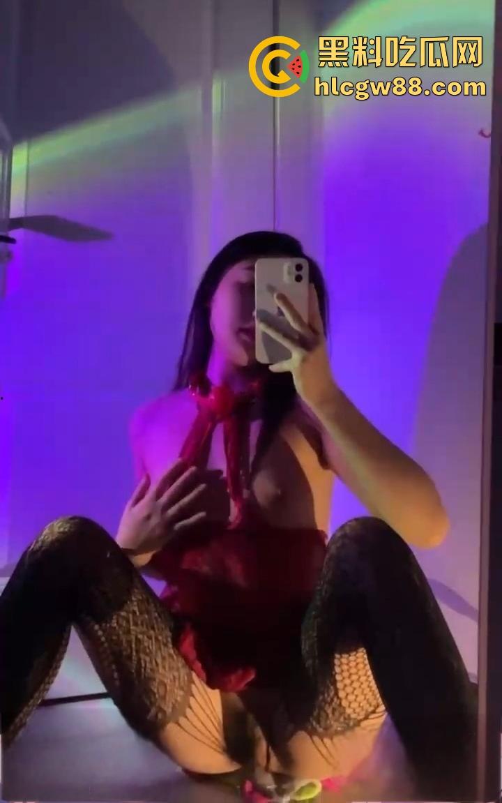 内蒙古包头轻工技术学校【王静】下海搞黄，网友裸聊私下约炮视频曝光，制服黑丝诱惑女王，乖乖女变床上尤物！-8