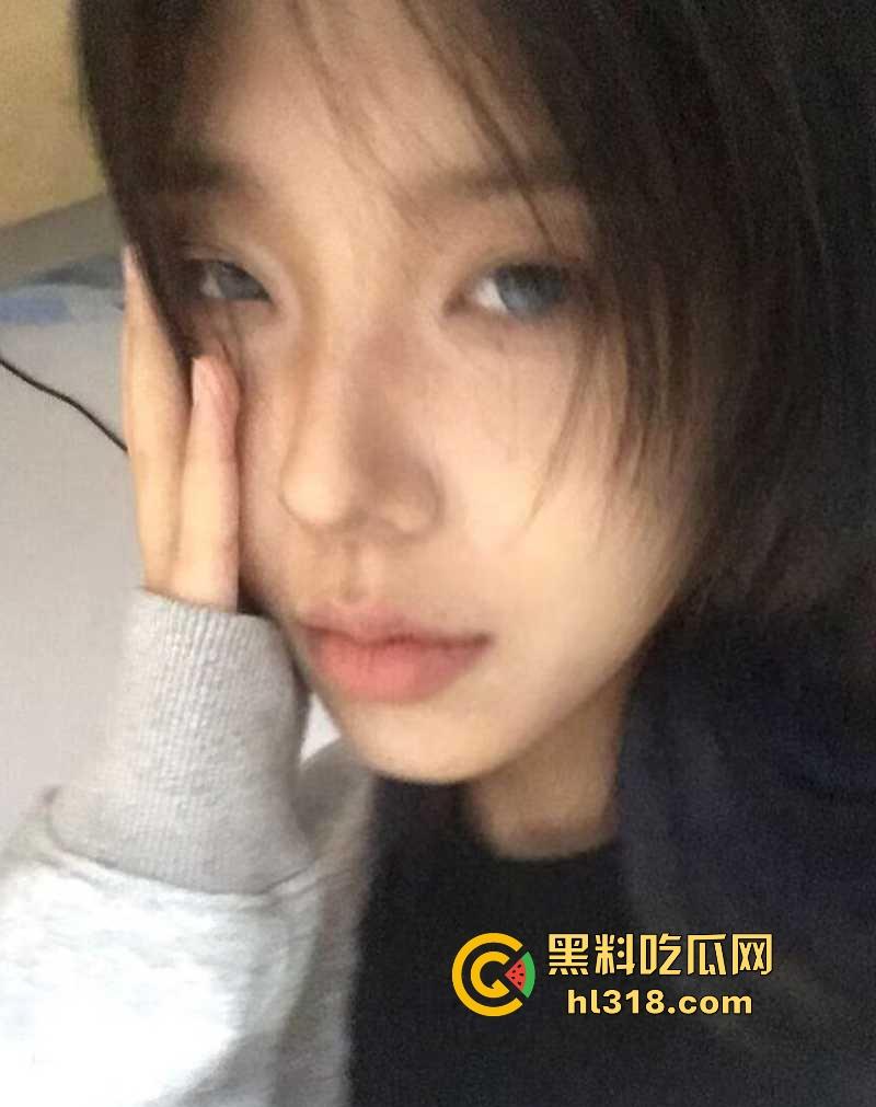 湘潭大学大三学妹【袁小敏】不雅视频被男友曝出，清纯少女被调教成风骚母狗，自慰勾搭极其反差！-4