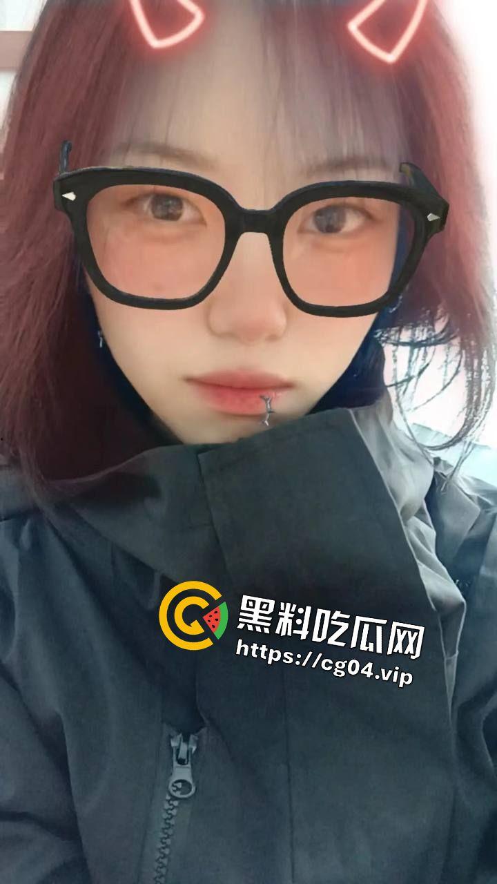 吉林外国语学院【玉美婷】被渣男分手后曝光流出吃鸡视频 这么清纯怎么会看上渣男呢-1