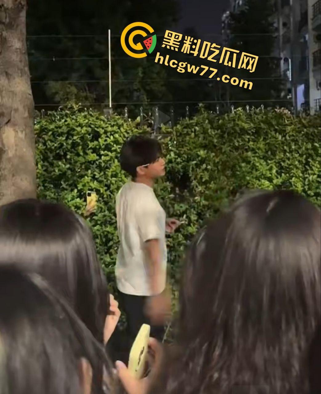 昨晚宣城高中楼下惊天大瓜！纯情男被嫌痘脸甩，闺蜜推新欢，哭瘫宿舍楼下成青春疼痛神剧！-5