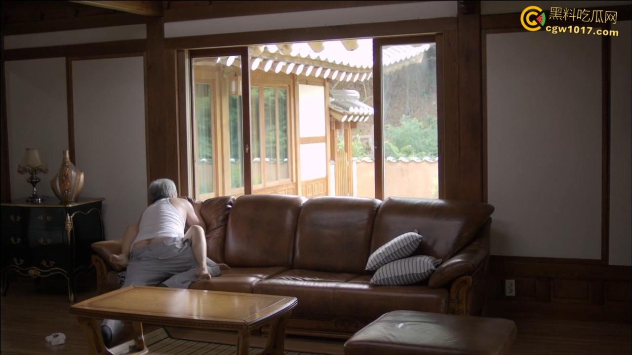 韩国高清伦理片《卑劣的交易 》，妻子为丈夫寻求眼角膜，被老头一次又一次无情内射后，憋屈的妻子做爱时杀害老头！-2