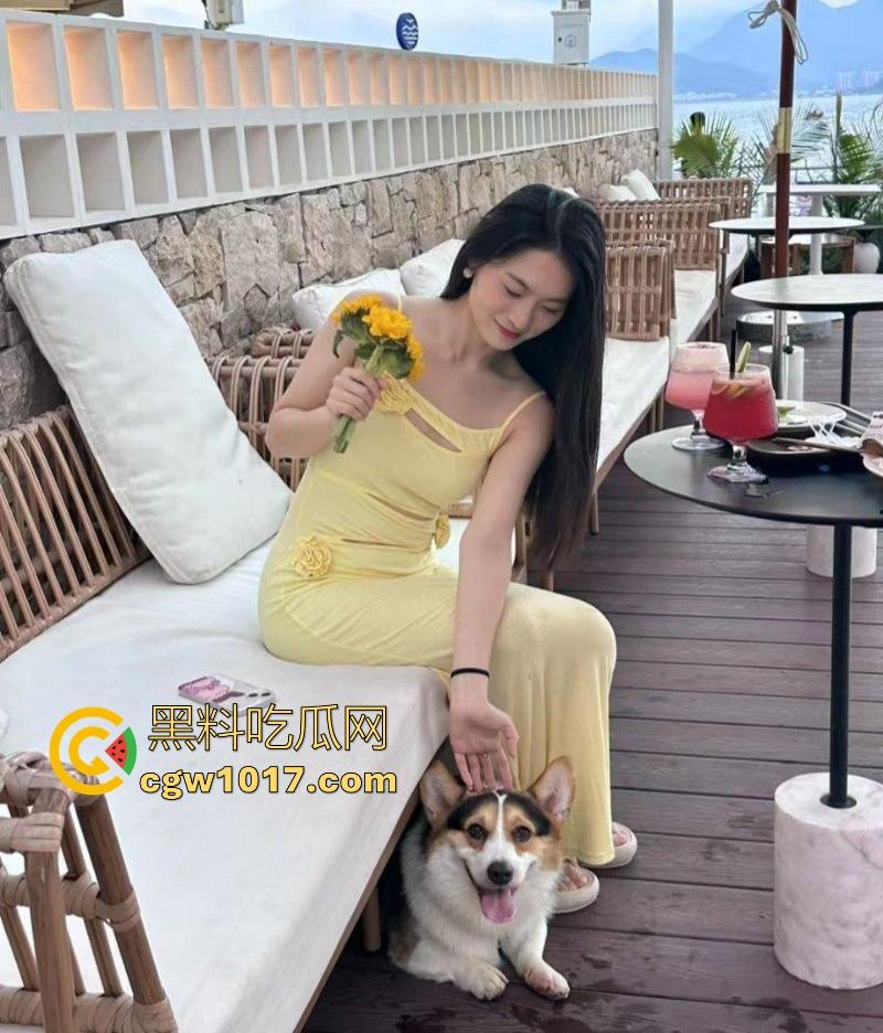 海南极品英语老师【刘玉瑶】跟男友性爱视频曝光，课后做爱释放欲望，狂扣肥逼抱起猛操，啪啪声回荡室内，端庄女教师私下野性十足！-2