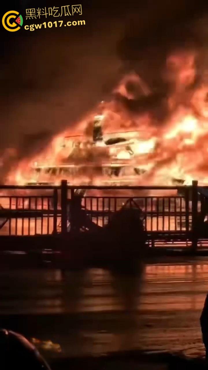 广东省阳江市海陵岛游艇突发大火，船体尽毁热浪逼退周边渔船，吞没整艘游艇，消防艇驰援半小时才扑救完 ！-2