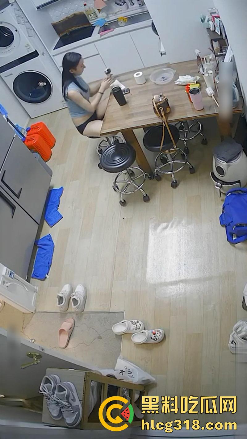 变态房东偷窥狂，出租屋按针孔摄像头偷窥，性感小姐姐母女生活，居家全裸大奶长腿，小翘臀看着就欠干！-1