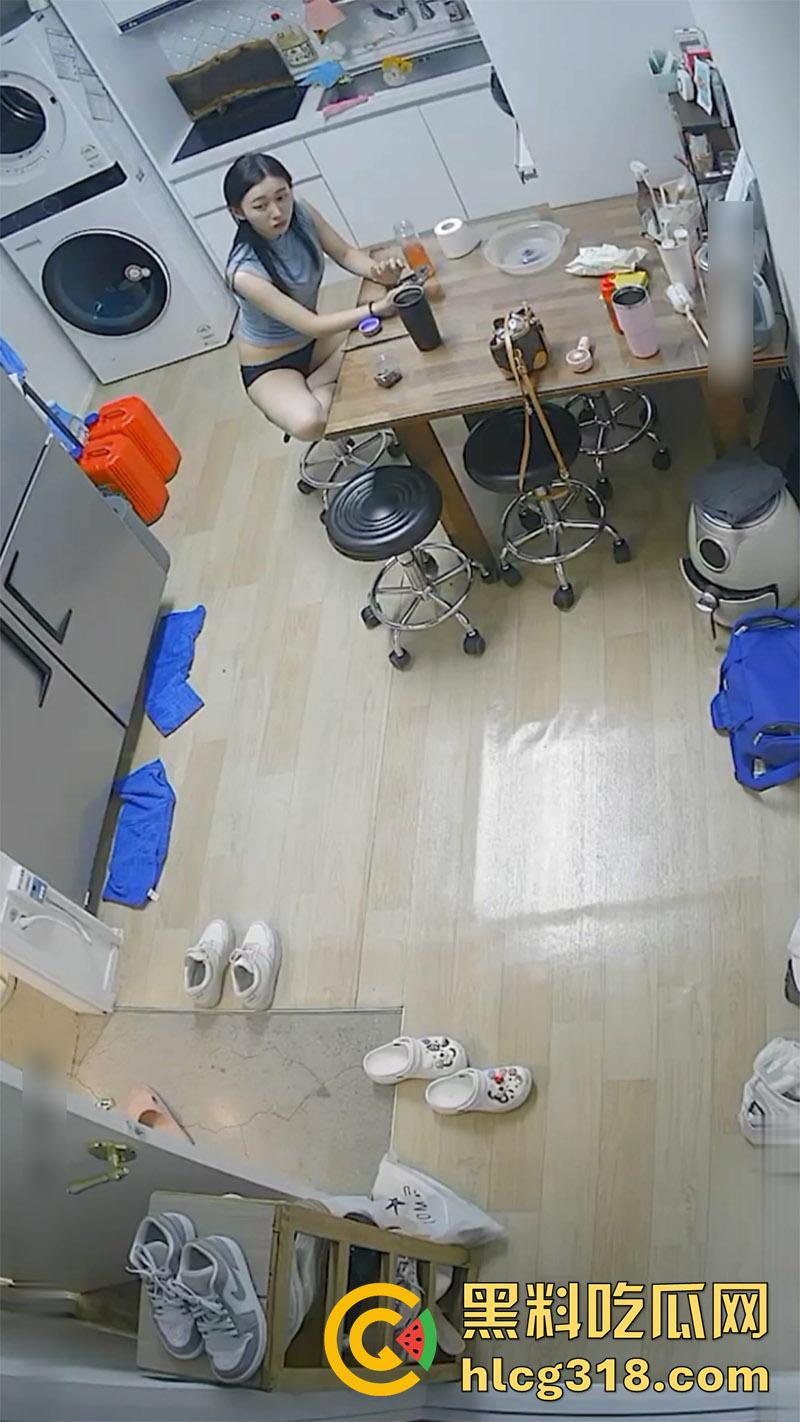 变态房东偷窥狂，出租屋按针孔摄像头偷窥，性感小姐姐母女生活，居家全裸大奶长腿，小翘臀看着就欠干！-2