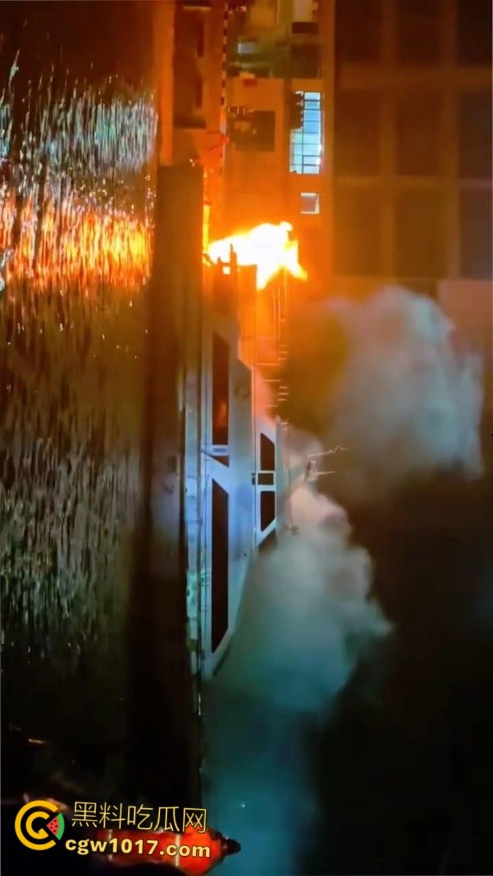 广东省阳江市海陵岛游艇突发大火，船体尽毁热浪逼退周边渔船，吞没整艘游艇，消防艇驰援半小时才扑救完 ！-6