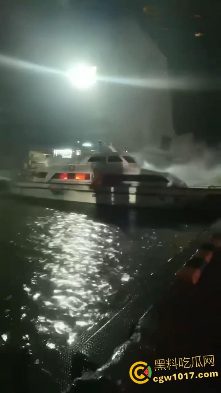 广东省阳江市海陵岛游艇突发大火，船体尽毁热浪逼退周边渔船，吞没整艘游艇，消防艇驰援半小时才扑救完 ！-7