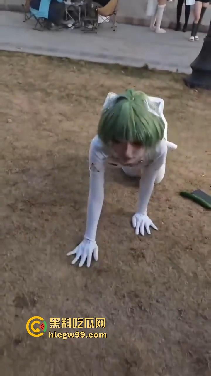 CP漫展前方摄影师发来战报，场外已被福利姬包围，大胆裸漏小穴，这还是国内吗？把我干哪来了？-1