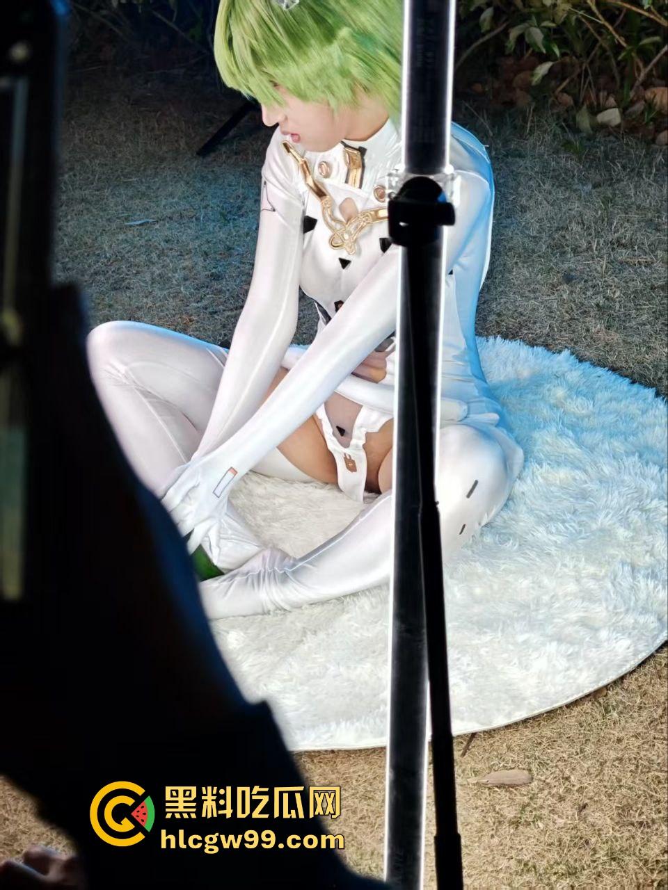 CP漫展前方摄影师发来战报，场外已被福利姬包围，大胆裸漏小穴，这还是国内吗？把我干哪来了？-2