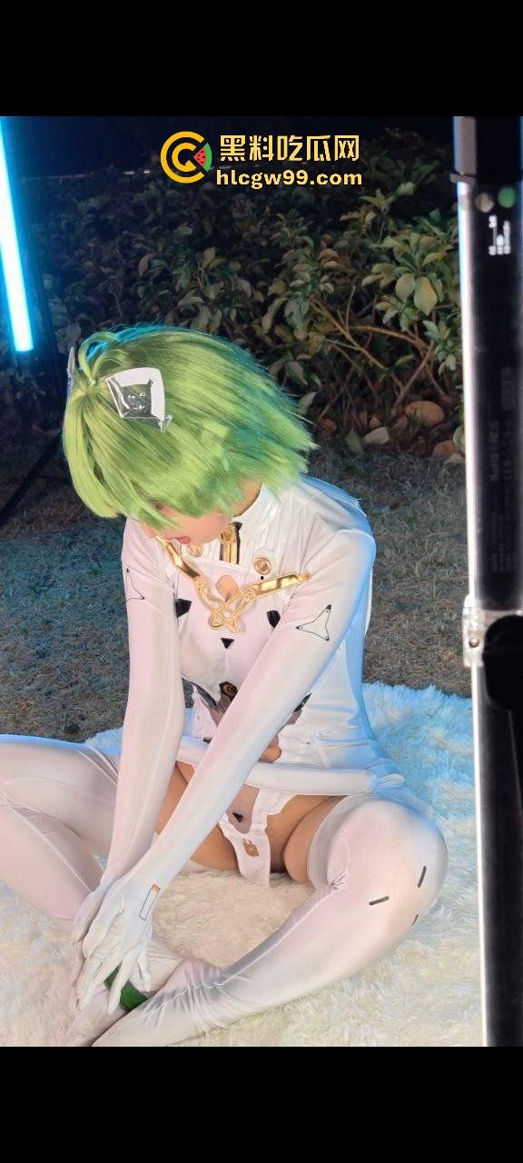 CP漫展前方摄影师发来战报，场外已被福利姬包围，大胆裸漏小穴，这还是国内吗？把我干哪来了？-8