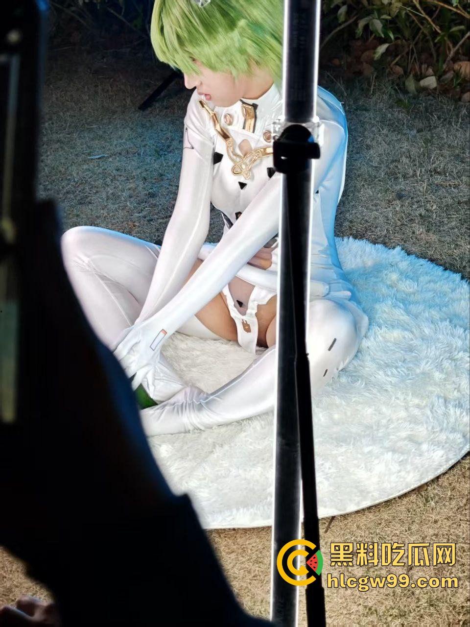 CP漫展前方摄影师发来战报，场外已被福利姬包围，大胆裸漏小穴，这还是国内吗？把我干哪来了？-9