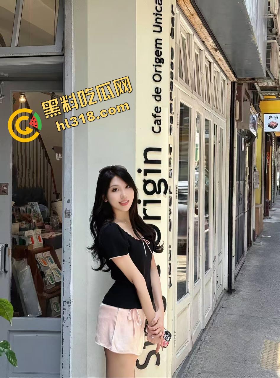 水润小肥逼骚出汁，香蕉都被泡软，一掰开全是春水，想操到天荒地老，兄弟你敢插进去就别想拔出来！-1