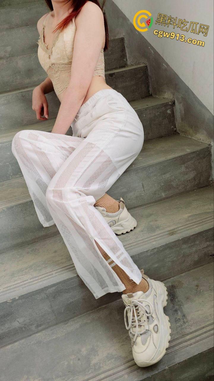 带妹妹回村采槐花，反差妹妹挑逗跪地口交，烂尾楼后入疯狂打桩，中途拔出来淫水直流！-3