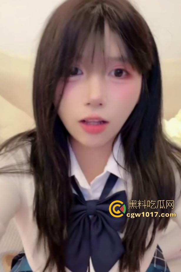 美女【落月】穿校服一对一道具自慰！谁知是隔壁大爷买断视频在看，听到说喜欢美国人鸡巴，大爷都自卑了！-1