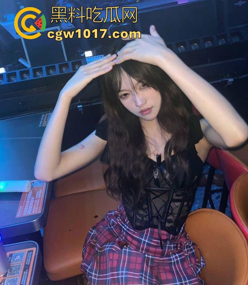 杭州工商大学顶级小美【林馨悦】高颜值极品母狗，露脸深情舔舐大屌，公厕镜前翘臀猛挨后入，简直是高功率榨精姬！-1