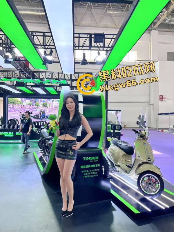 苏州摩托车车展直接摆烂，骚货不拼脸不拼身材，跪地张嘴玩口活，全场摄影师看得裤裆发紧！-2