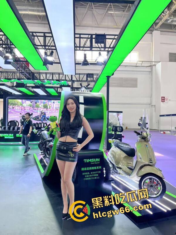 苏州摩托车车展直接摆烂，骚货不拼脸不拼身材，跪地张嘴玩口活，全场摄影师看得裤裆发紧！-3