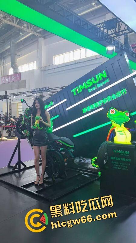 苏州摩托车车展直接摆烂，骚货不拼脸不拼身材，跪地张嘴玩口活，全场摄影师看得裤裆发紧！-5