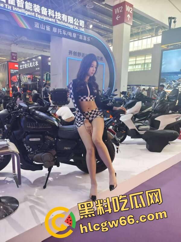 苏州摩托车车展直接摆烂，骚货不拼脸不拼身材，跪地张嘴玩口活，全场摄影师看得裤裆发紧！-6