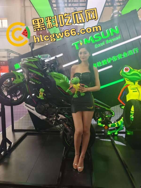 苏州摩托车车展直接摆烂，骚货不拼脸不拼身材，跪地张嘴玩口活，全场摄影师看得裤裆发紧！-7