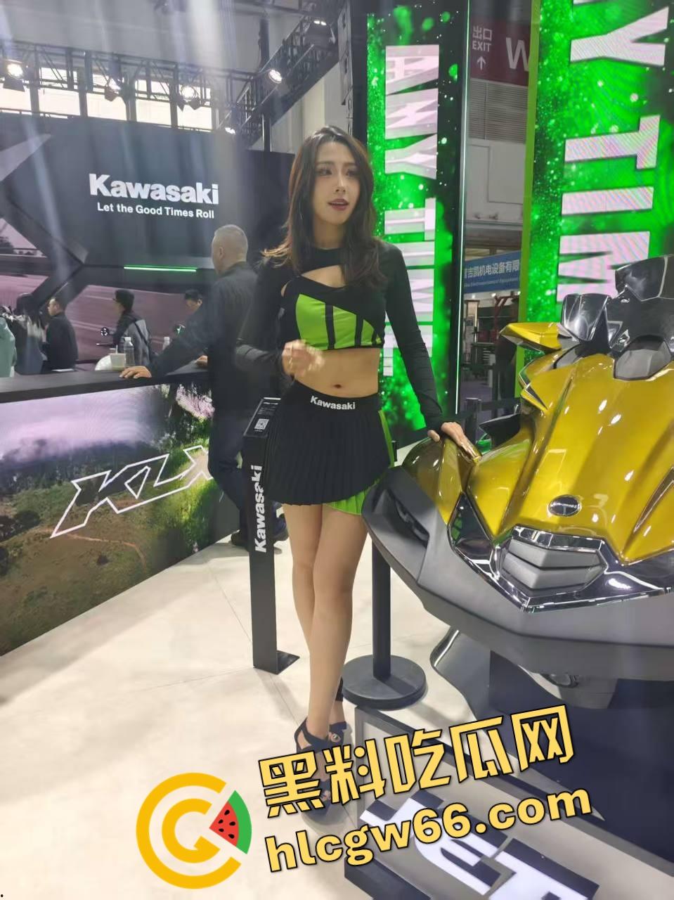 苏州摩托车车展直接摆烂，骚货不拼脸不拼身材，跪地张嘴玩口活，全场摄影师看得裤裆发紧！-8