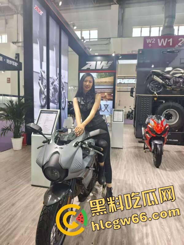 苏州摩托车车展直接摆烂，骚货不拼脸不拼身材，跪地张嘴玩口活，全场摄影师看得裤裆发紧！-10