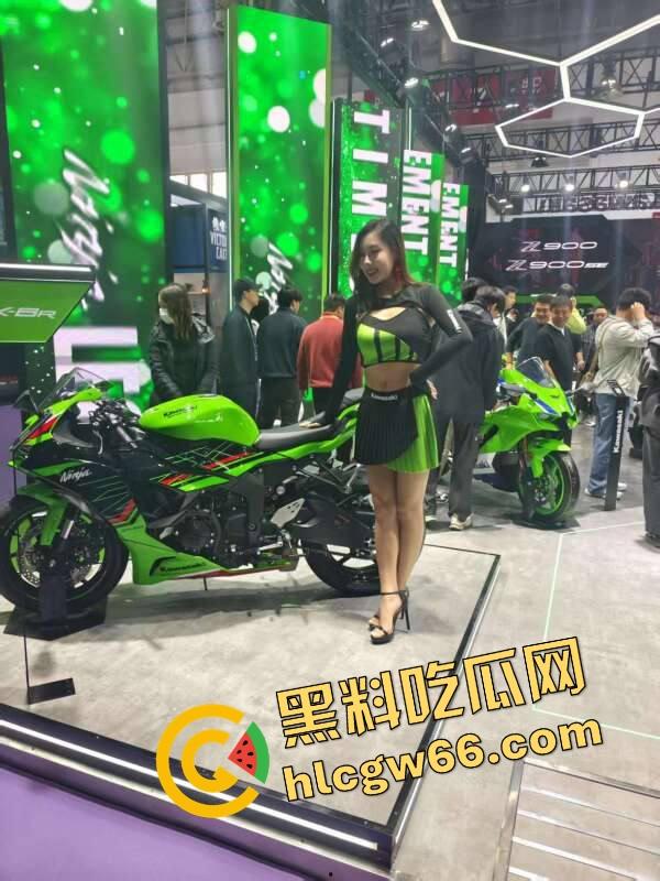 苏州摩托车车展直接摆烂，骚货不拼脸不拼身材，跪地张嘴玩口活，全场摄影师看得裤裆发紧！-11