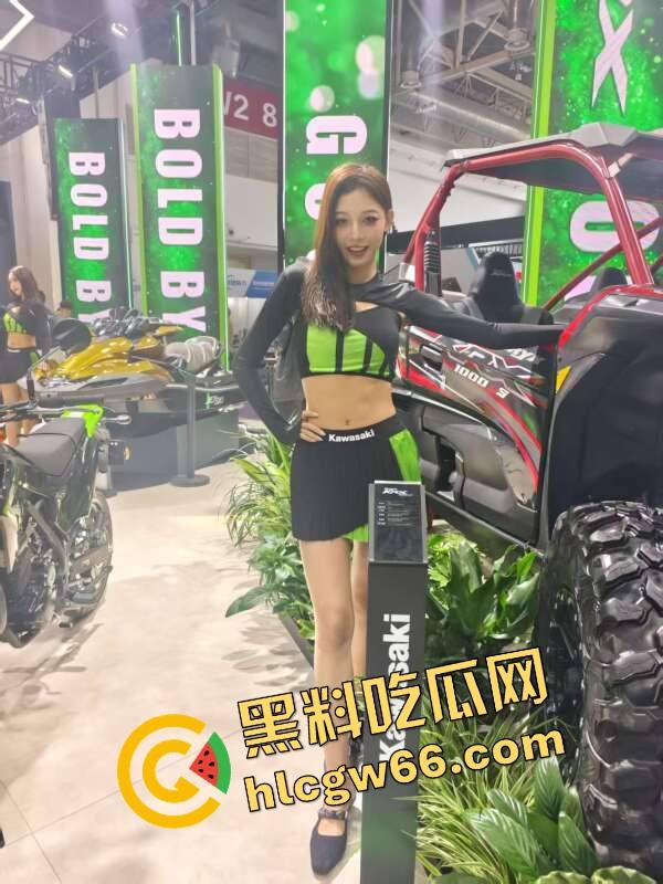 苏州摩托车车展直接摆烂，骚货不拼脸不拼身材，跪地张嘴玩口活，全场摄影师看得裤裆发紧！-12