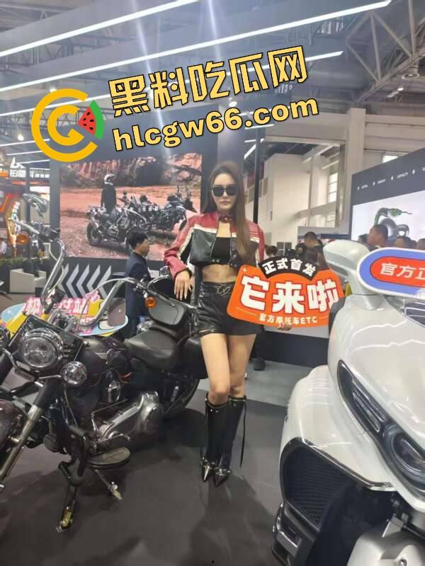 苏州摩托车车展直接摆烂，骚货不拼脸不拼身材，跪地张嘴玩口活，全场摄影师看得裤裆发紧！-14