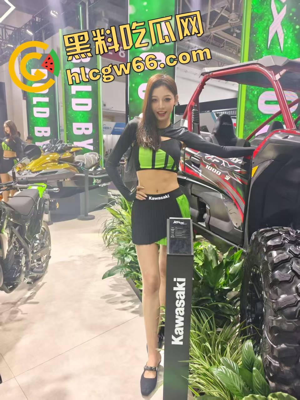 苏州摩托车车展直接摆烂，骚货不拼脸不拼身材，跪地张嘴玩口活，全场摄影师看得裤裆发紧！-15