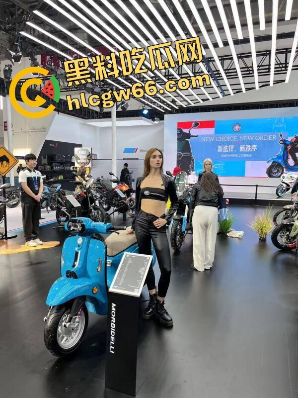 苏州摩托车车展直接摆烂，骚货不拼脸不拼身材，跪地张嘴玩口活，全场摄影师看得裤裆发紧！-16