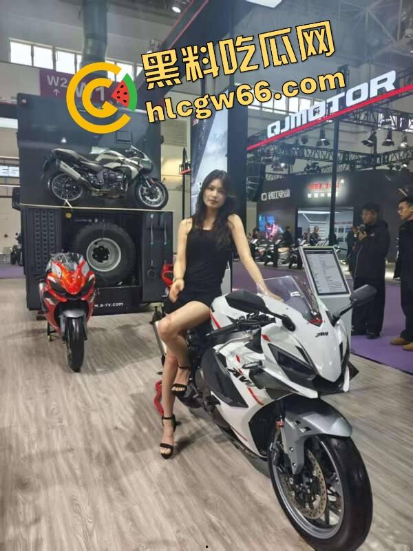苏州摩托车车展直接摆烂，骚货不拼脸不拼身材，跪地张嘴玩口活，全场摄影师看得裤裆发紧！-18